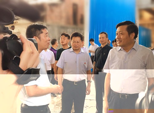 Li Xiaobao, secretary of the municipal party committee, visited the Gaoqiang Electric Porcelain Group to inspect the work.
